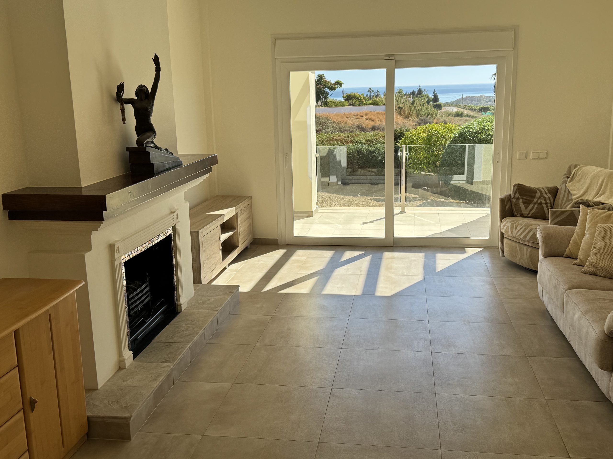 Villa Contemporánea Llave en Mano en Buenas Noches, Estepona